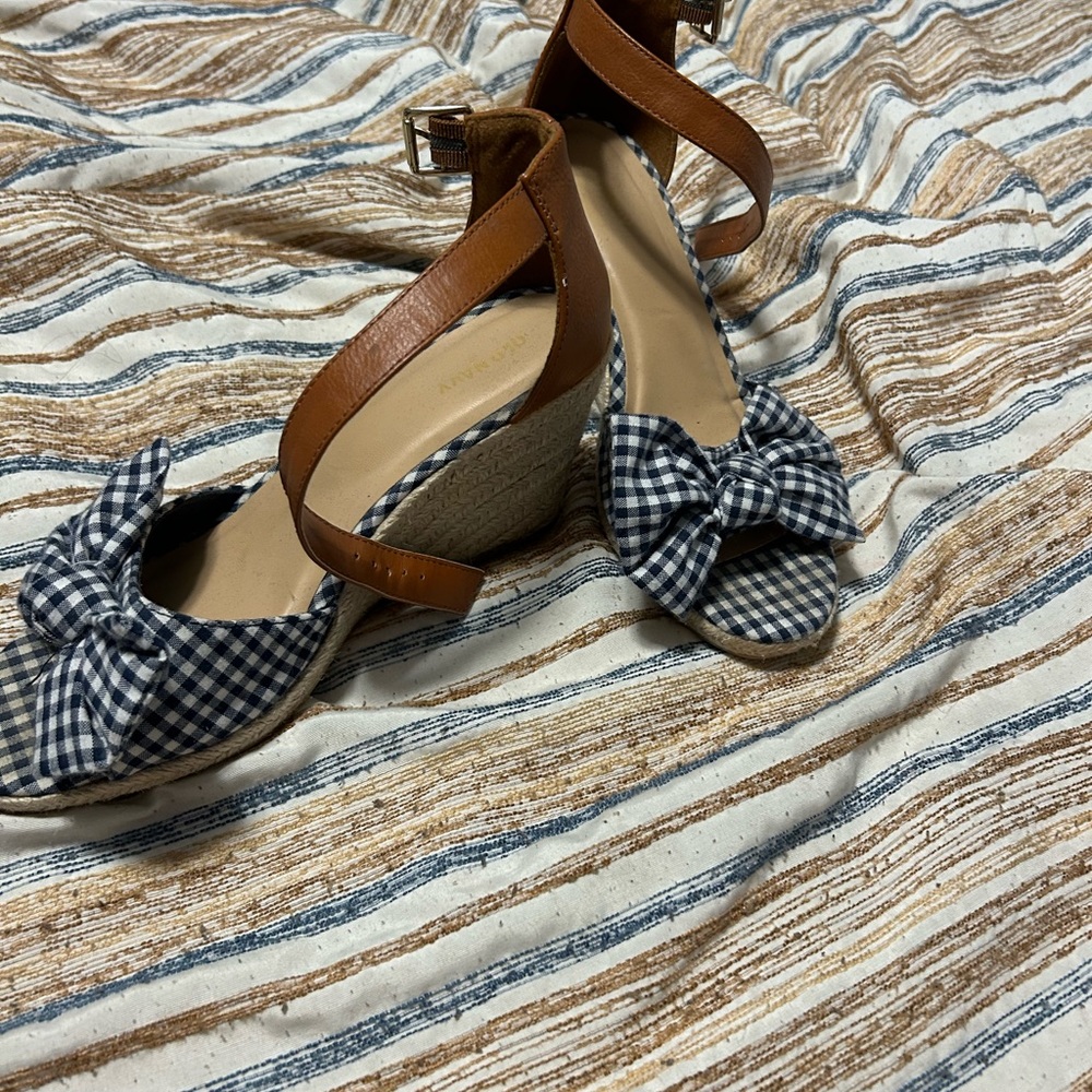 Wedges 💙 - Picture 2 of 3